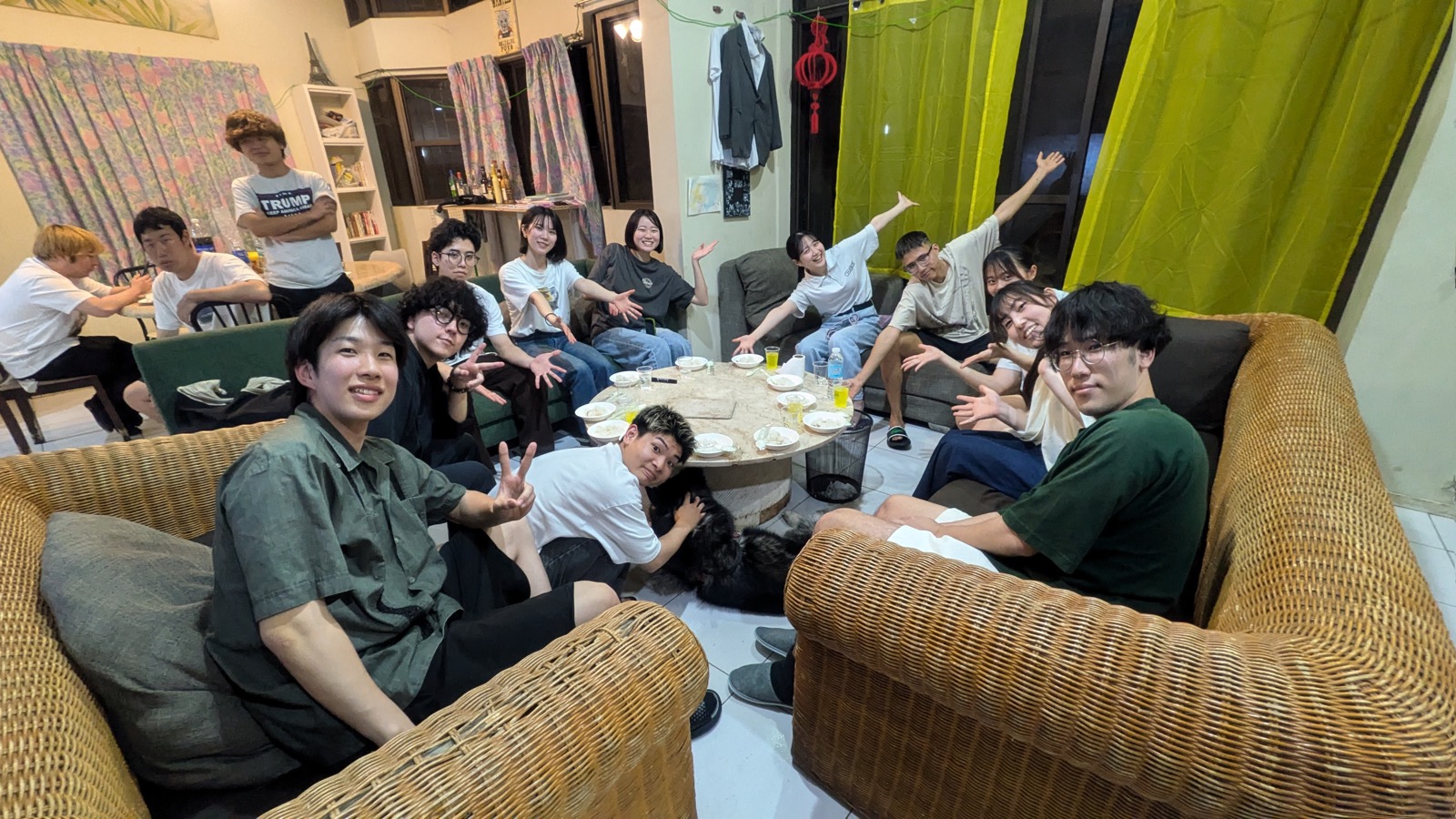 夜、ソファに座って輪になり話す参加者たち